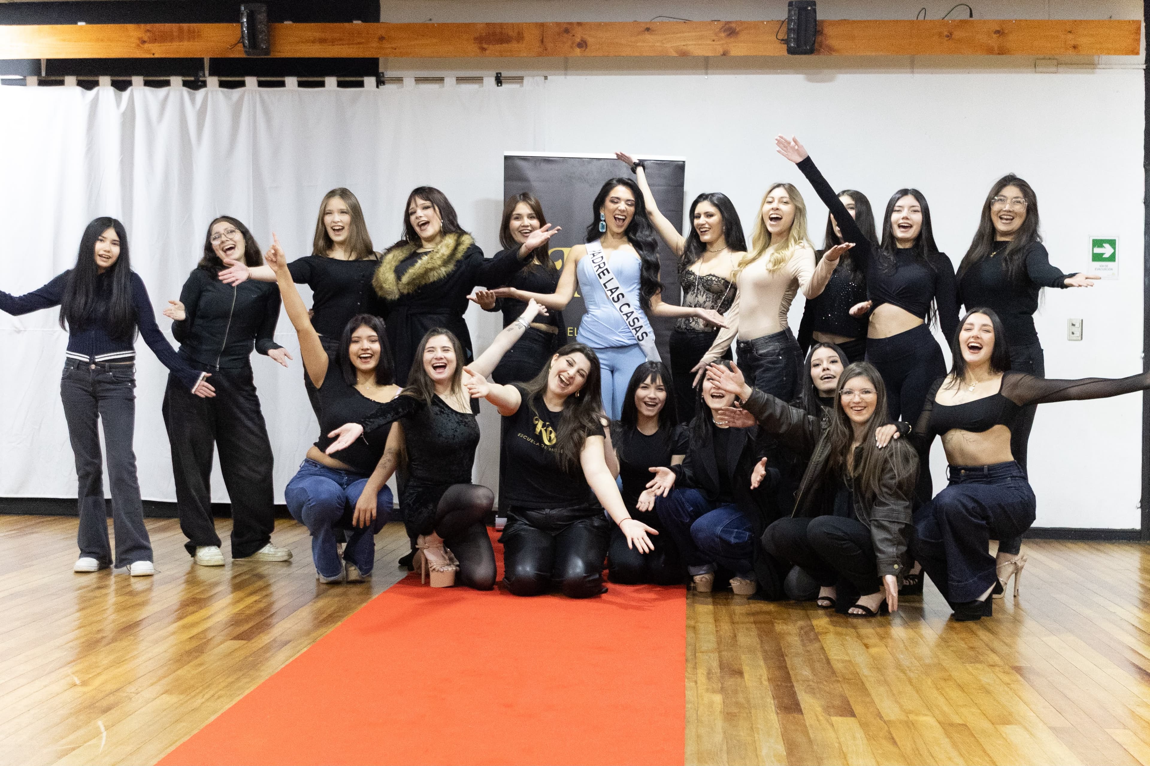 Alumnas y equipo de KB compartiendo al finalizar una clase
