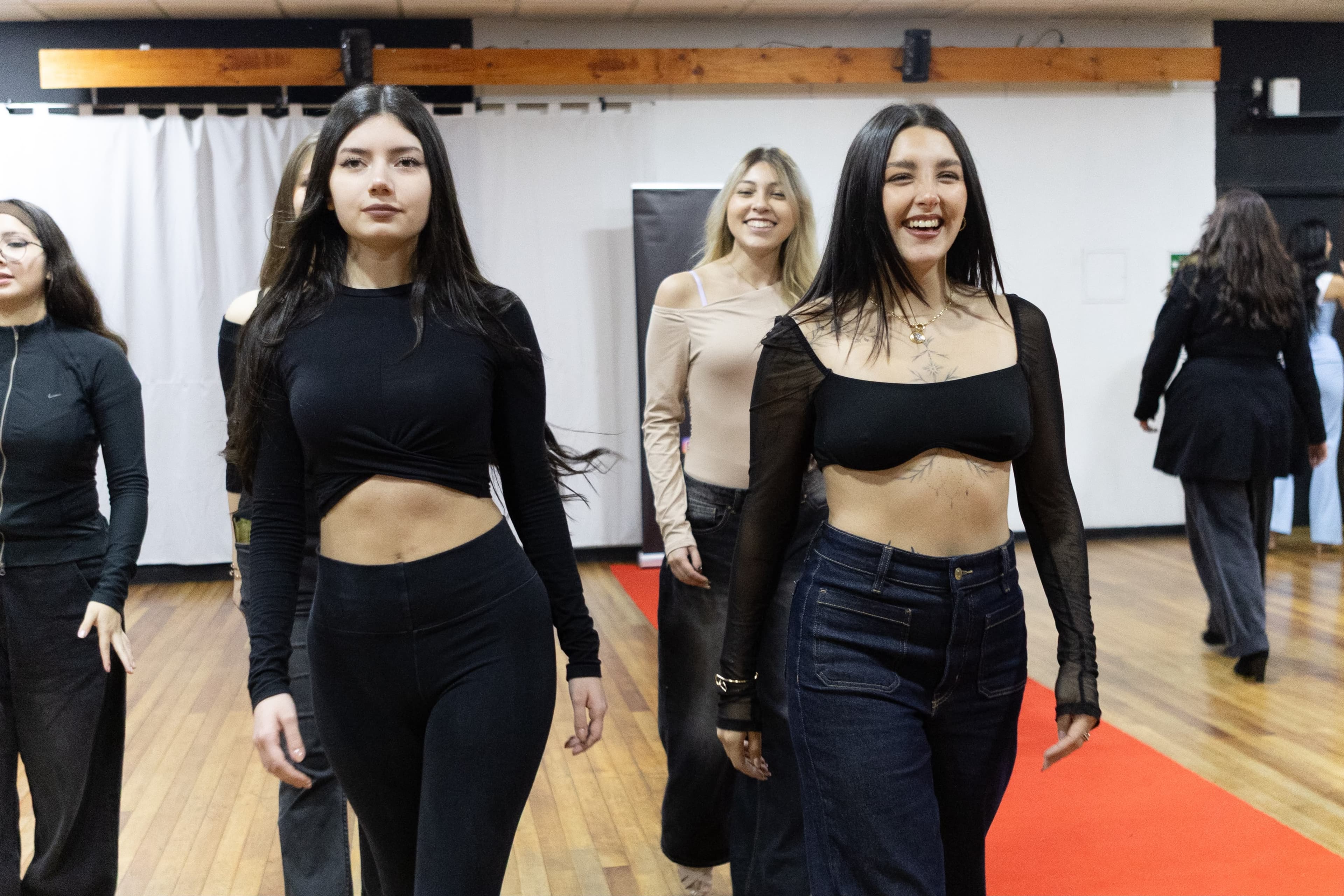 Alumnas de KB practicando su caminata con confianza